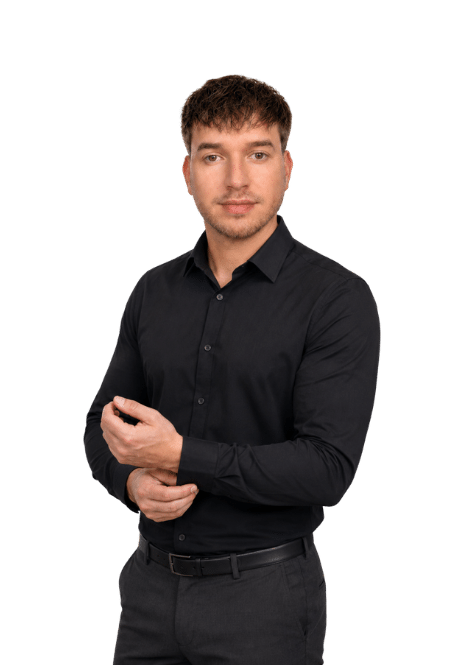 Foto von einem Jungen Mann im scharzen Hemd der ein Online Marketing Experte ist