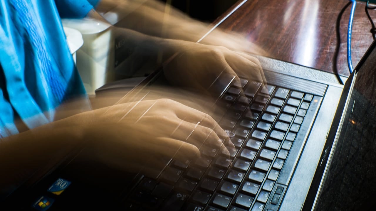 website geschwindkeit optimieren Hände die schnell an einem Laptop tippen um Website Geschwindigkeit optimieren bildlich darzustellen